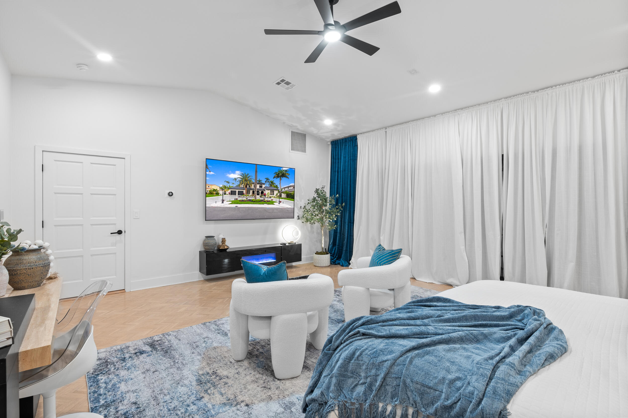 516 Royal Plaza Drive