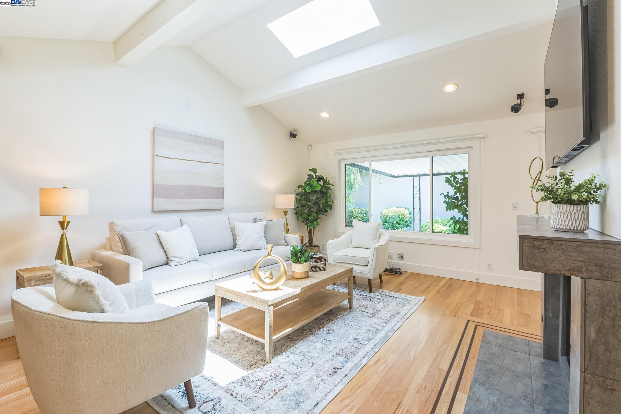 812 Luz Ct