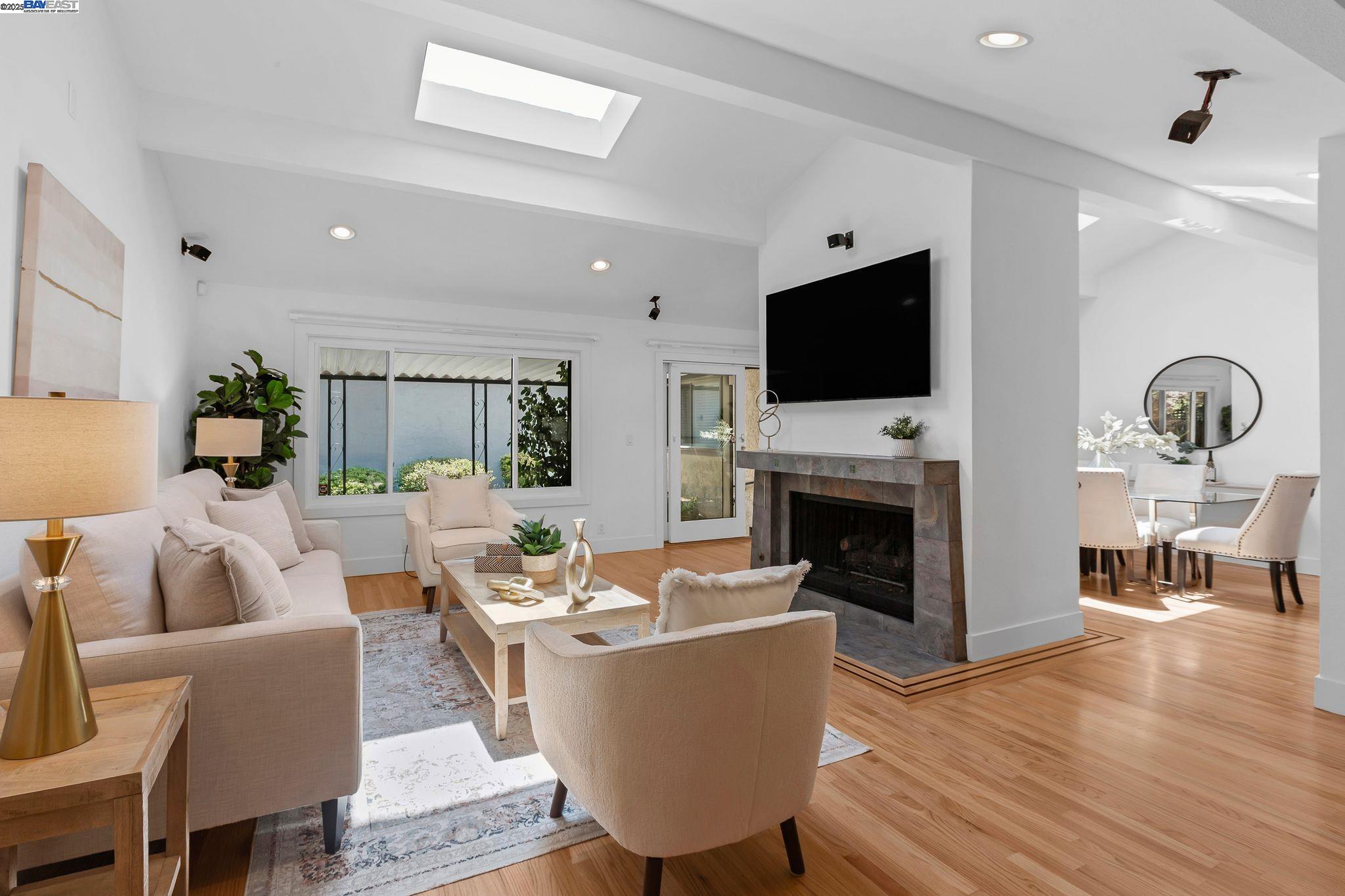 812 Luz Ct