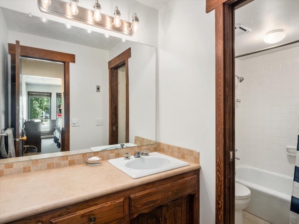 160 E La Bonte STREET 203