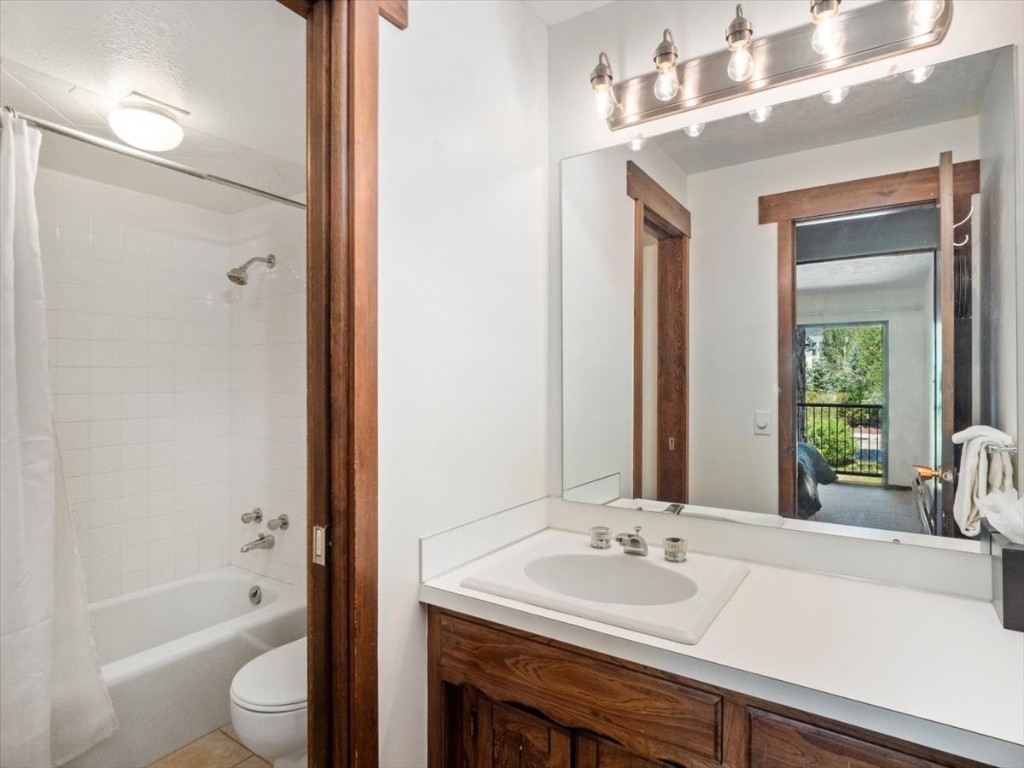 160 E La Bonte STREET 203