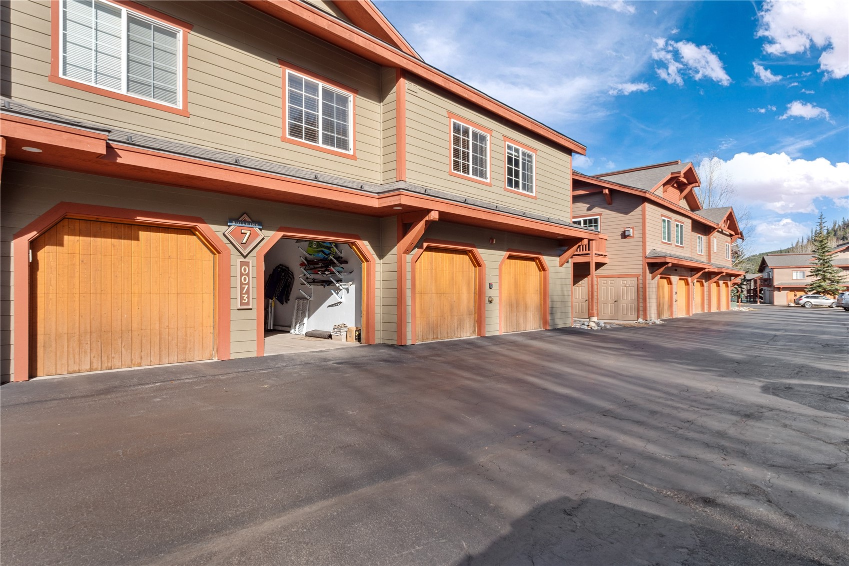 73 Pelican CIRCLE 705