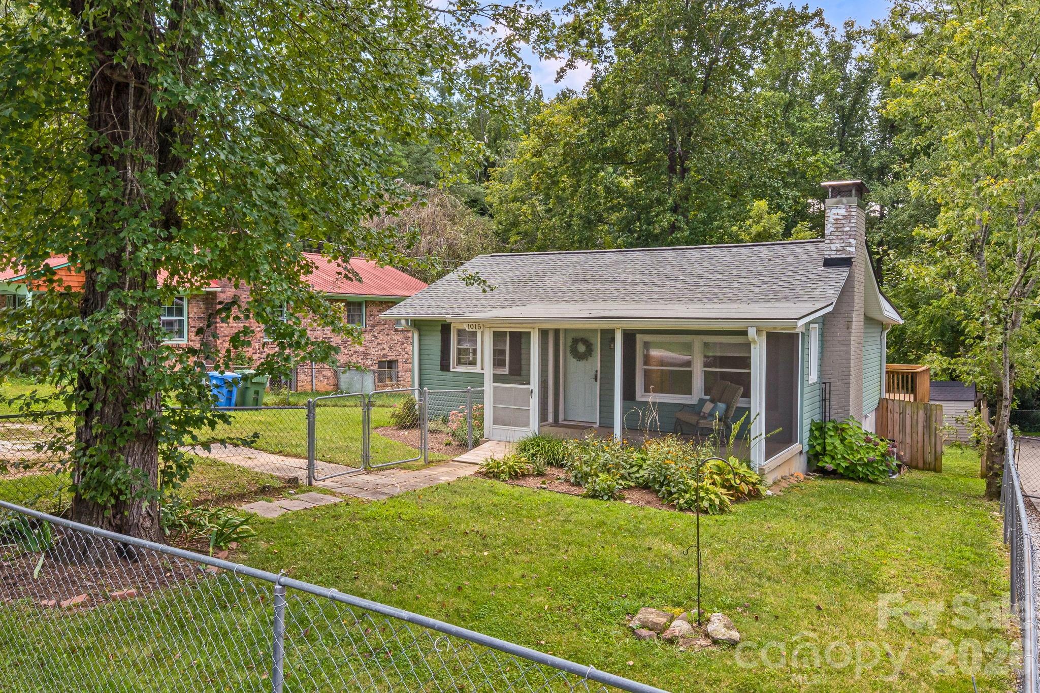 1015 Mountain View Street