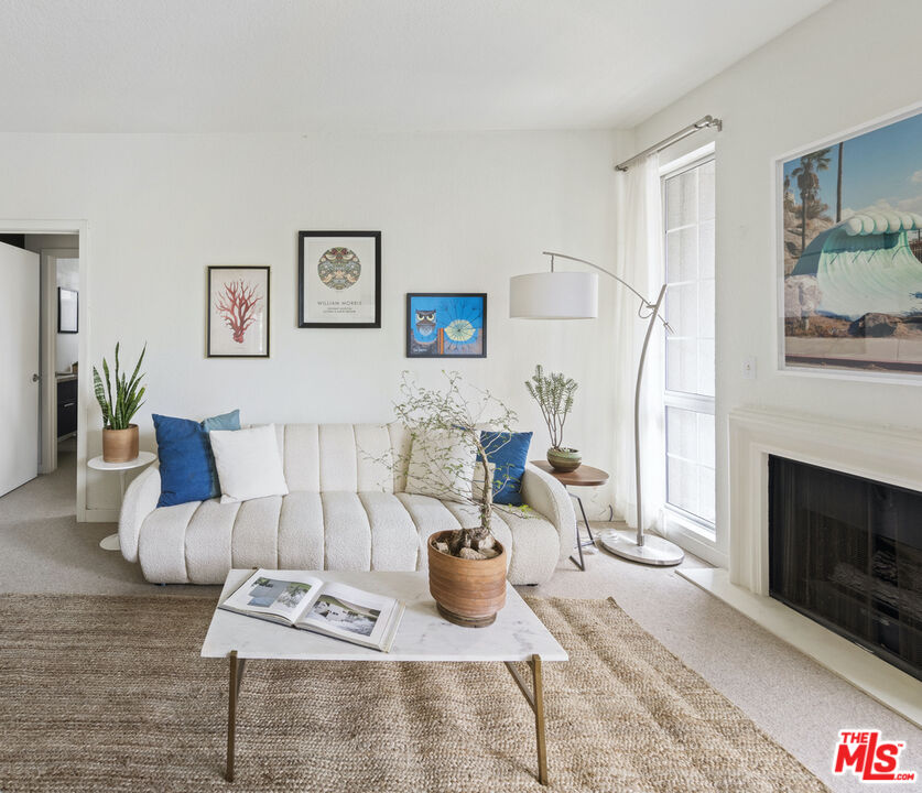 585 N Rossmore Ave Unit: 301