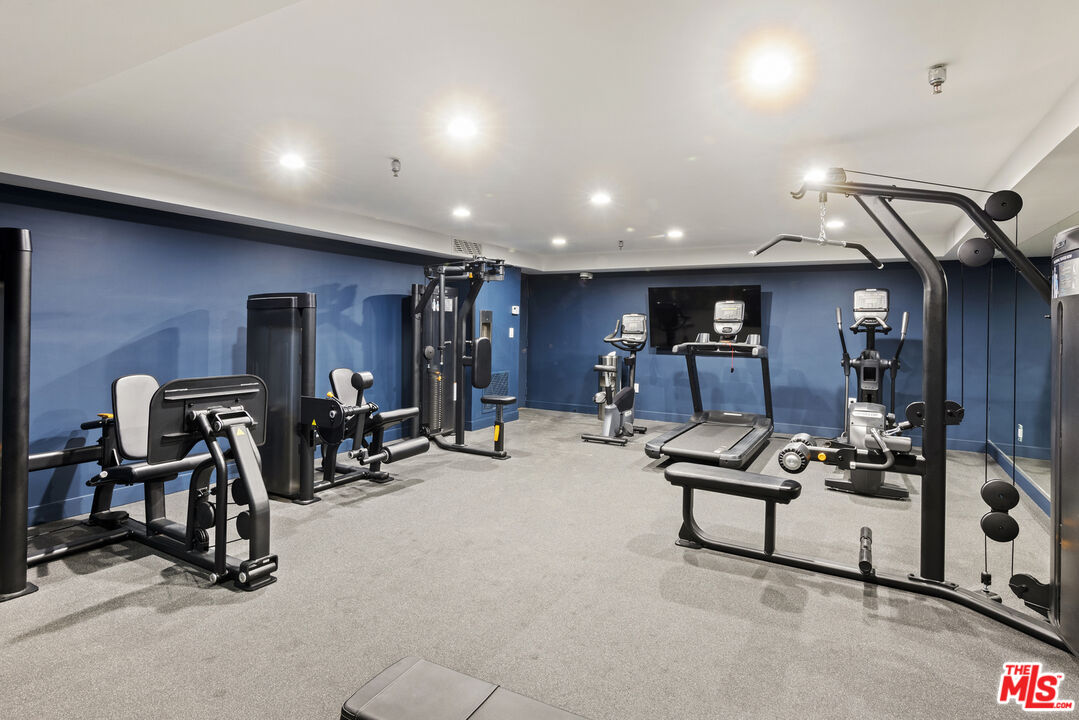 585 N Rossmore Ave Unit: 301