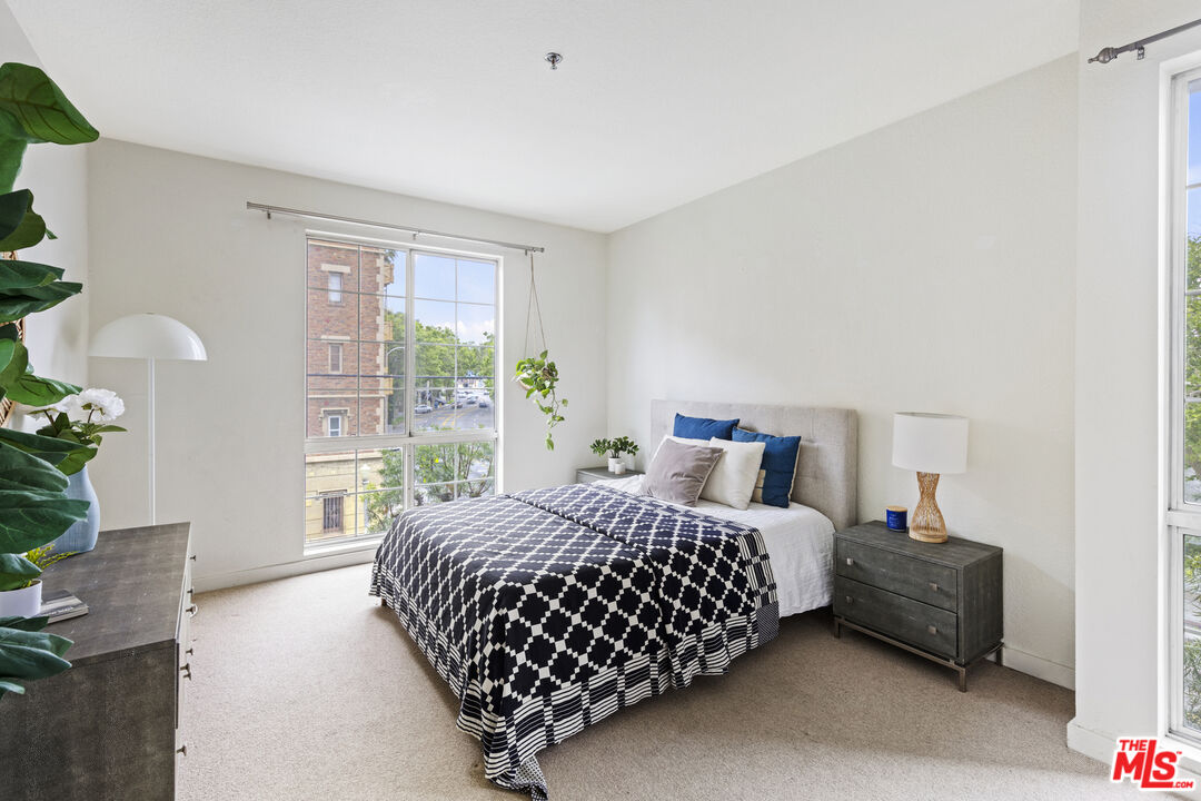 585 N Rossmore Ave Unit: 301