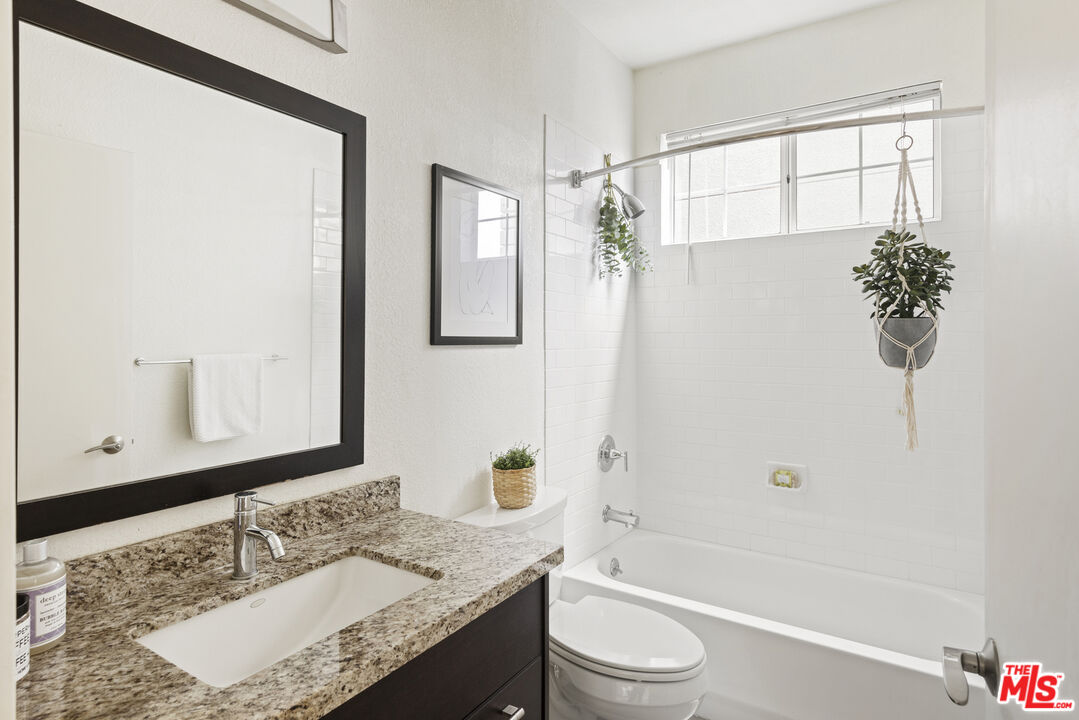 585 N Rossmore Ave Unit: 301