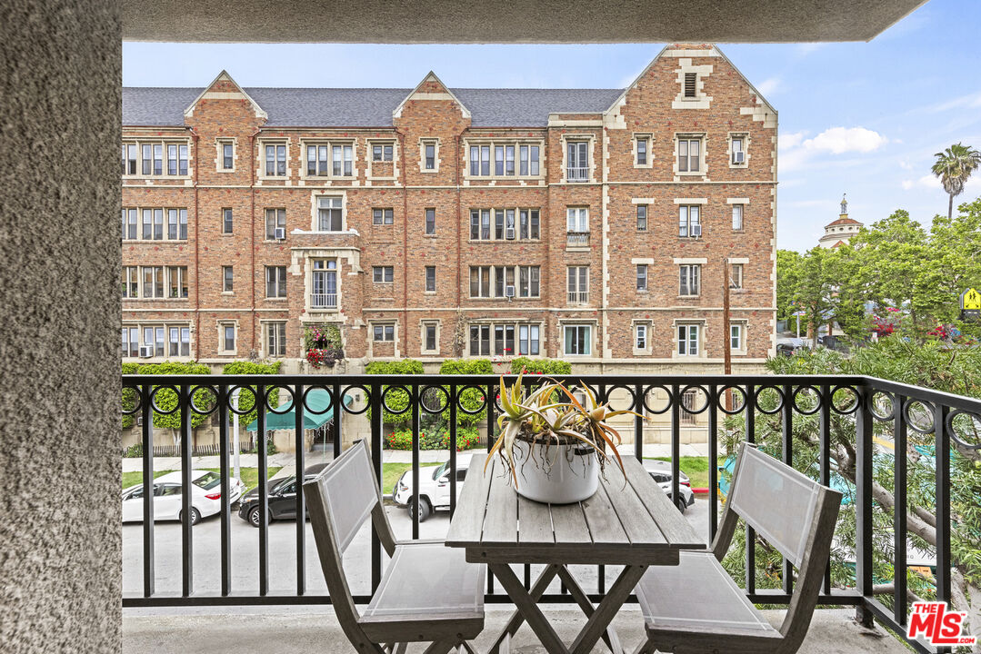 585 N Rossmore Ave Unit: 301