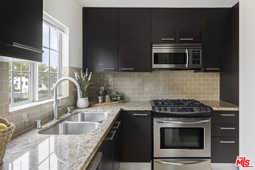 585 N Rossmore Ave Unit: 301