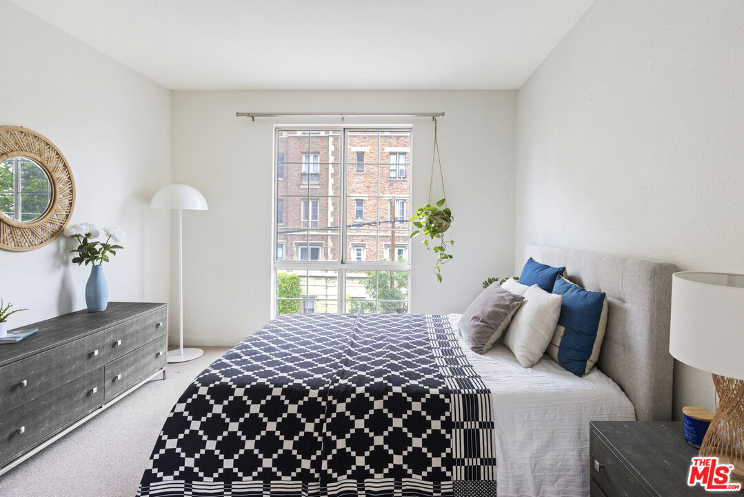 585 N Rossmore Ave Unit: 301
