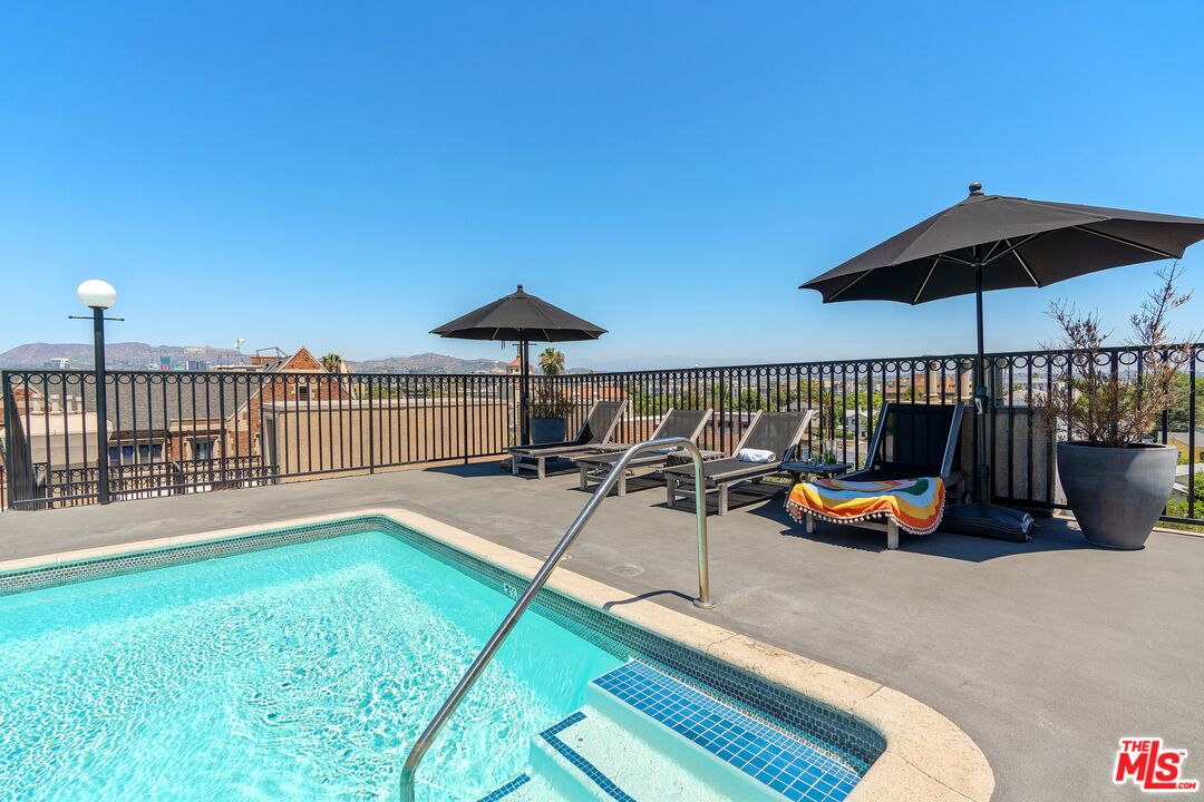 585 N Rossmore Ave Unit: 301