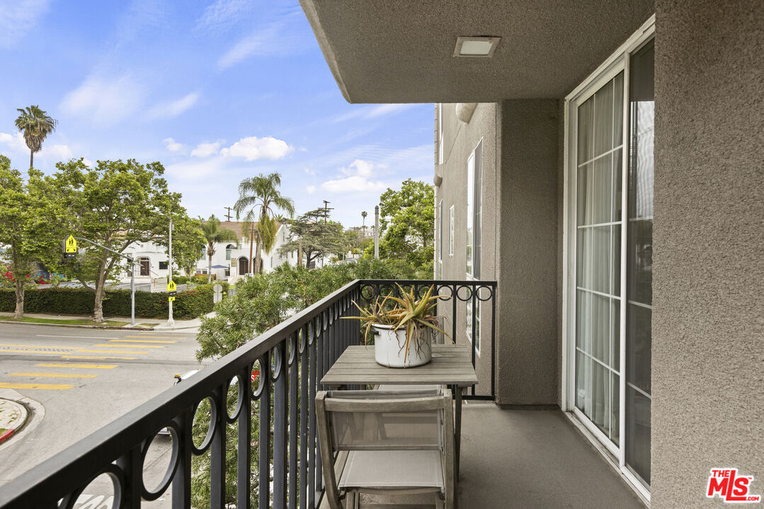 585 N Rossmore Ave Unit: 301