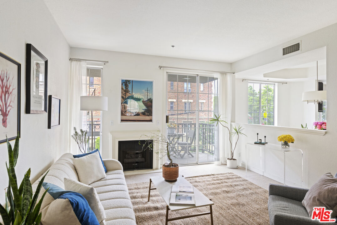 585 N Rossmore Ave Unit: 301