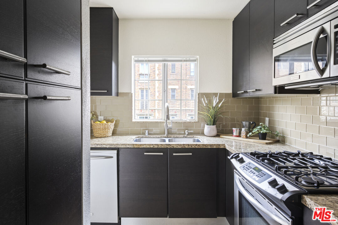 585 N Rossmore Ave Unit: 301