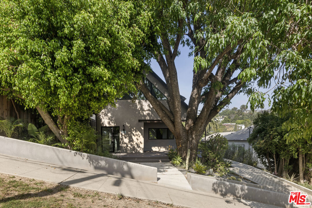 2287 Baxter St