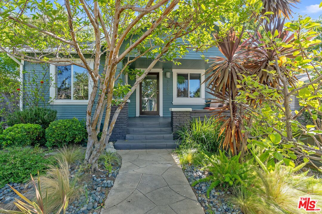 1242 N Commonwealth Ave