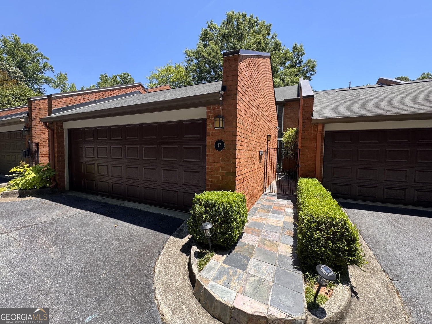 17 Willow Glen NE