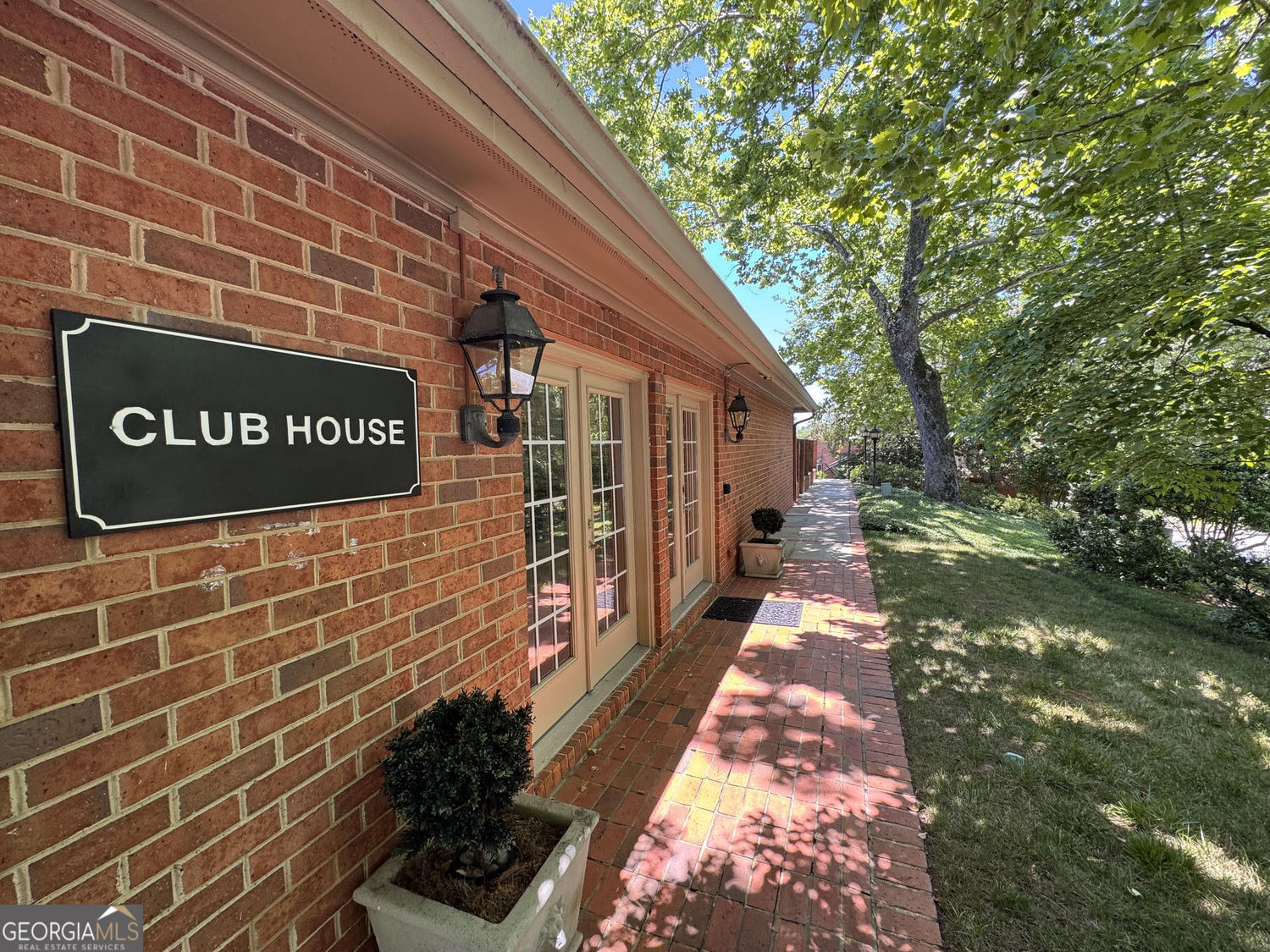 17 Willow Glen NE