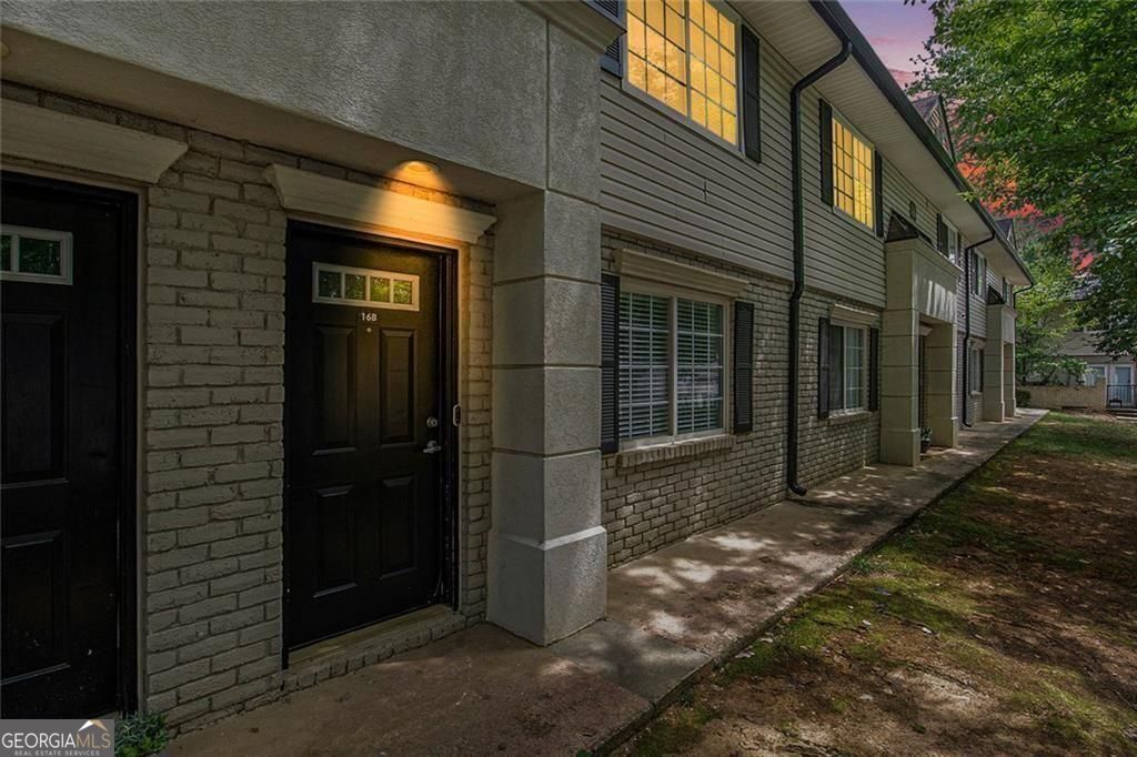 6940 Roswell Road # 16B