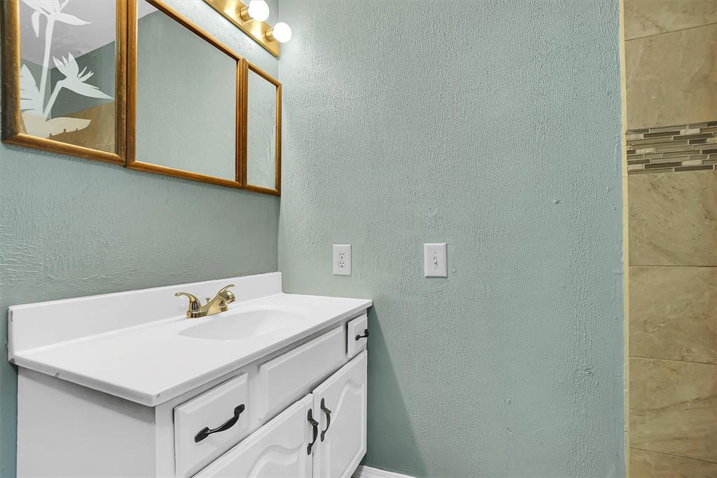 704 E Liveoak Street