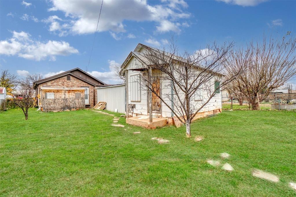 704 E Liveoak Street