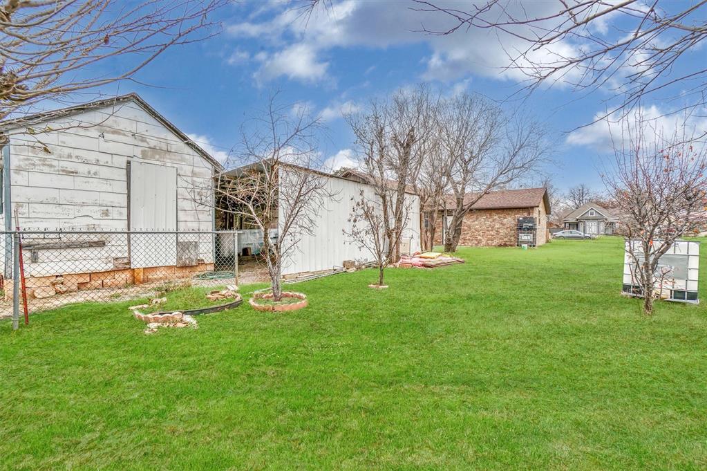 704 E Liveoak Street