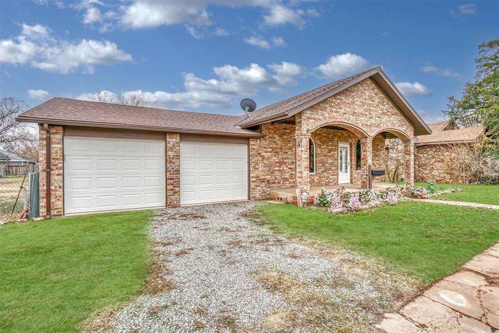 704 E Liveoak Street