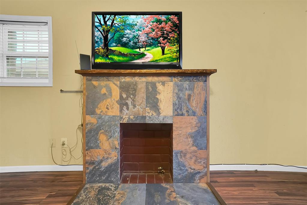 704 E Liveoak Street