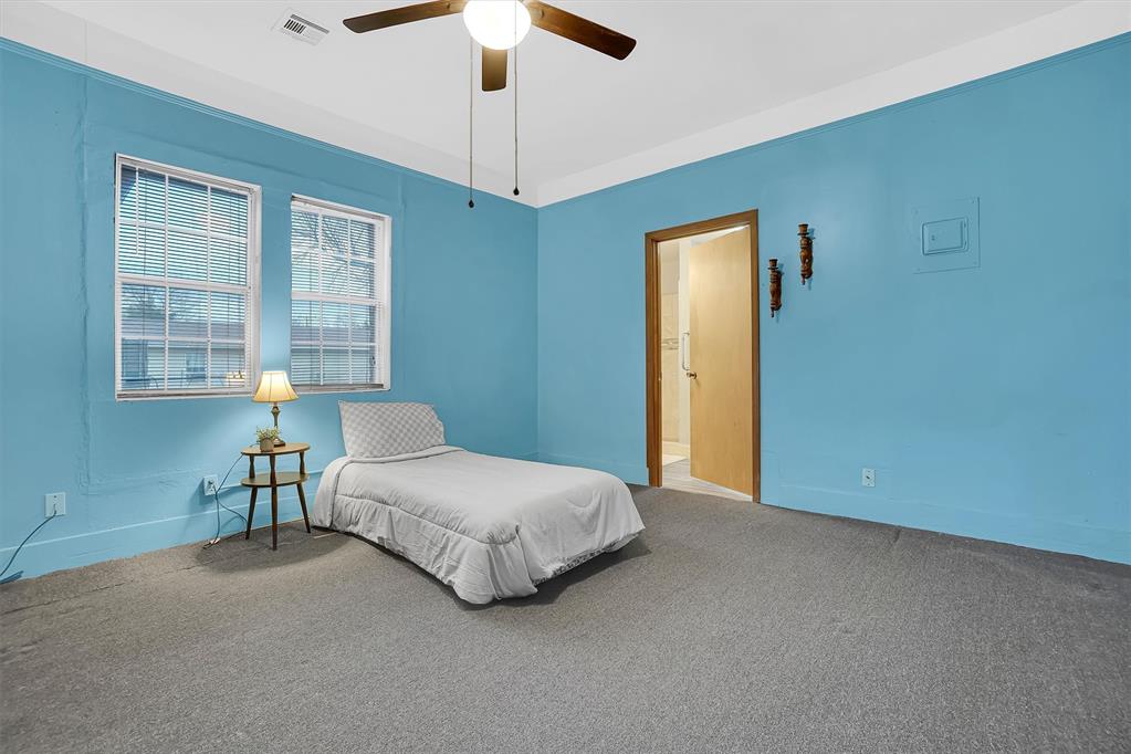 704 E Liveoak Street