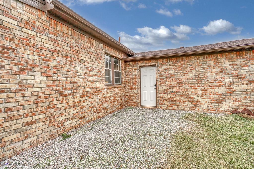 704 E Liveoak Street