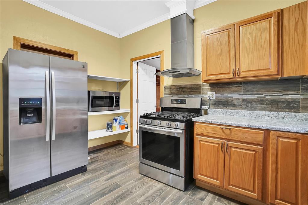 704 E Liveoak Street