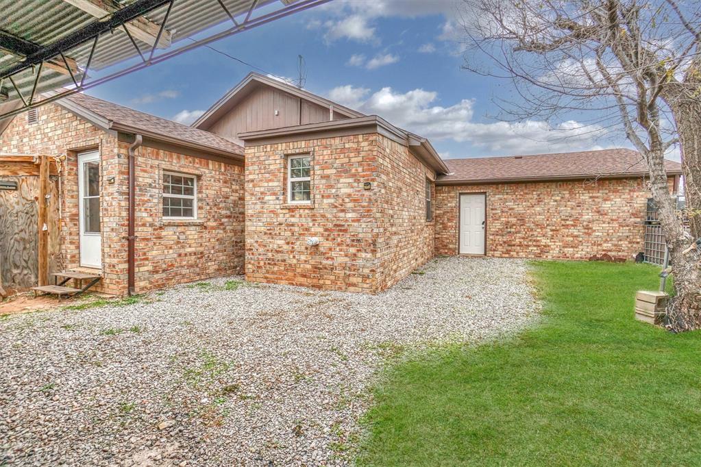 704 E Liveoak Street