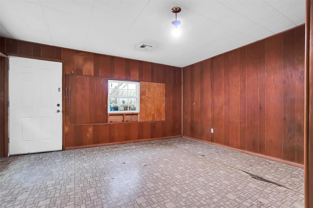 704 E Liveoak Street