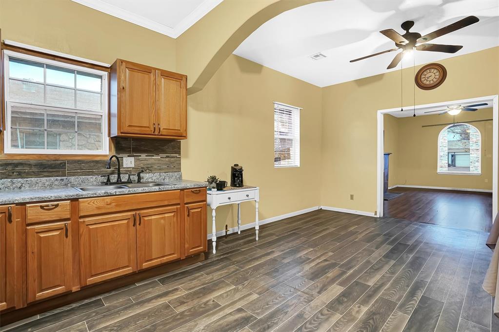 704 E Liveoak Street