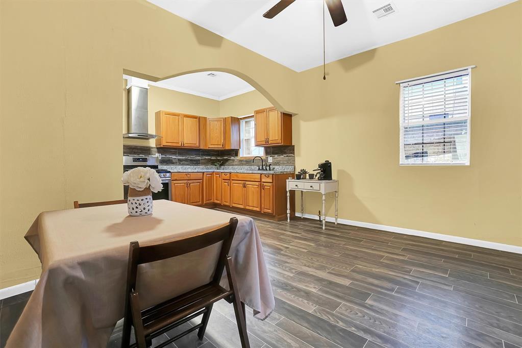 704 E Liveoak Street