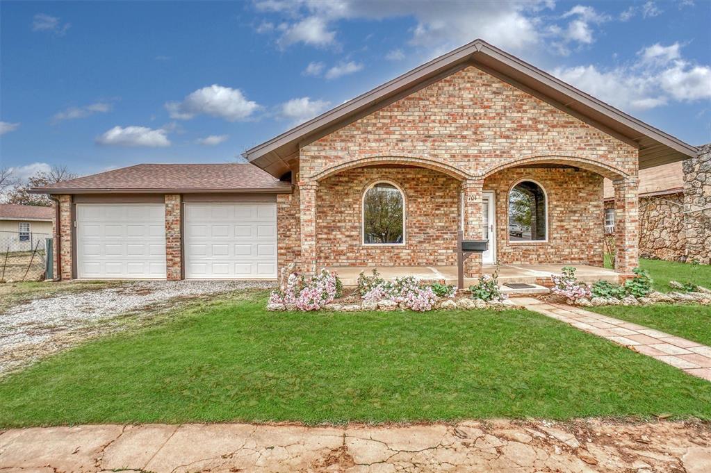 704 E Liveoak Street