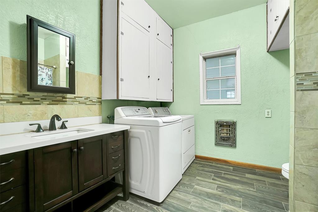 704 E Liveoak Street