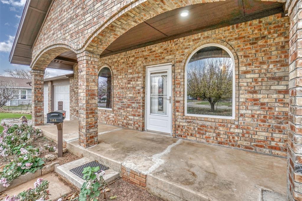 704 E Liveoak Street