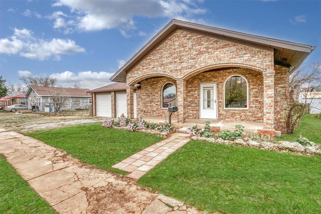 704 E Liveoak Street