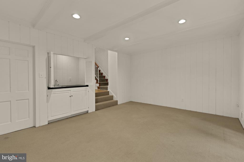 4939 CRESCENT STREET C18
