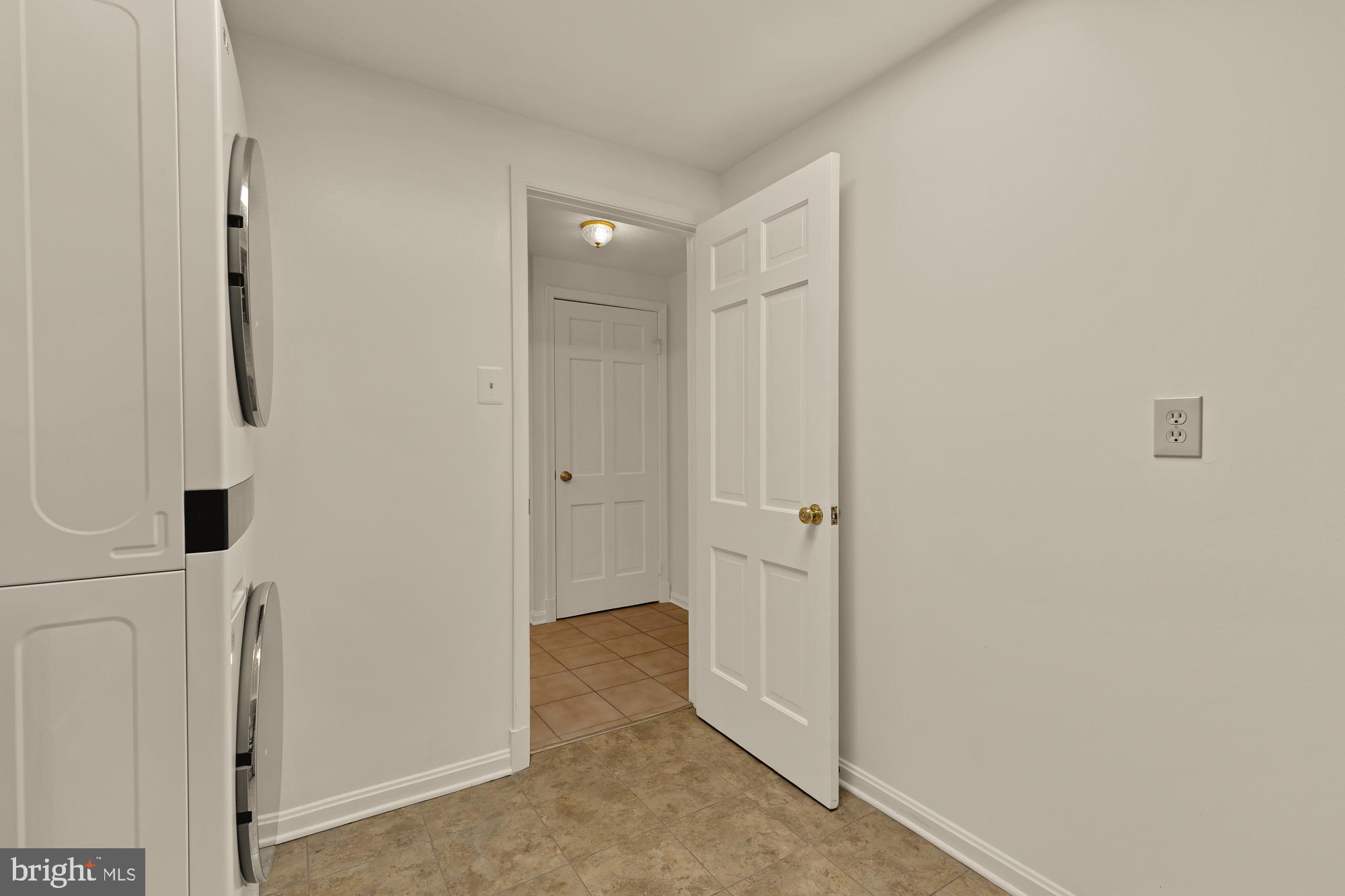 4939 CRESCENT STREET C18