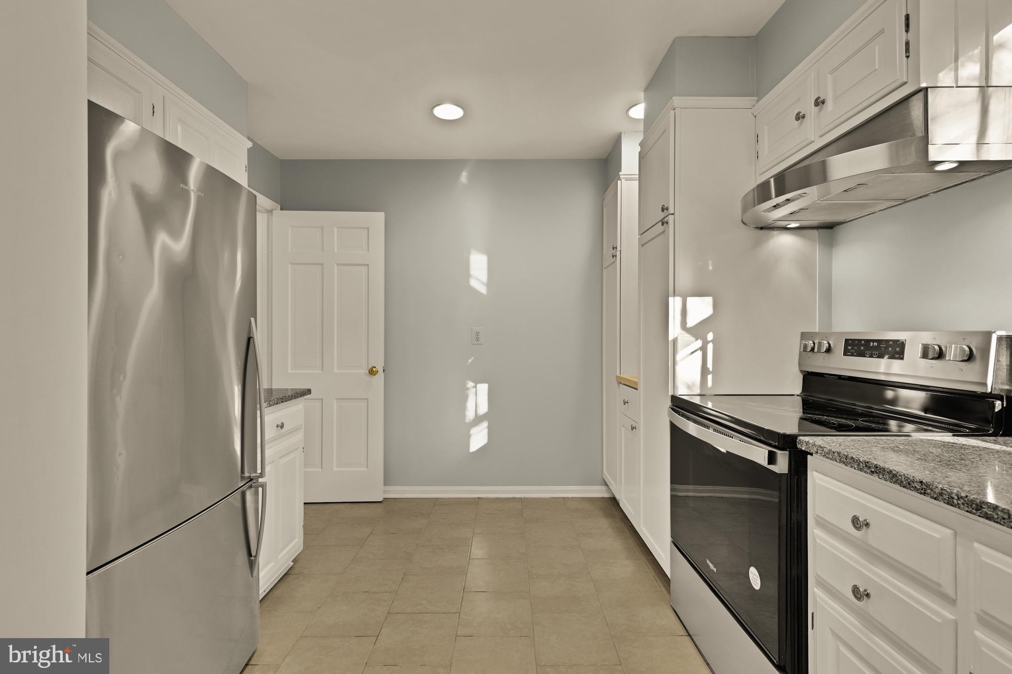 4939 CRESCENT STREET C18