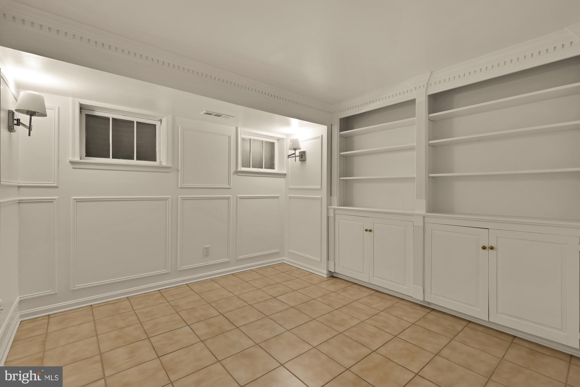 4939 CRESCENT STREET C18