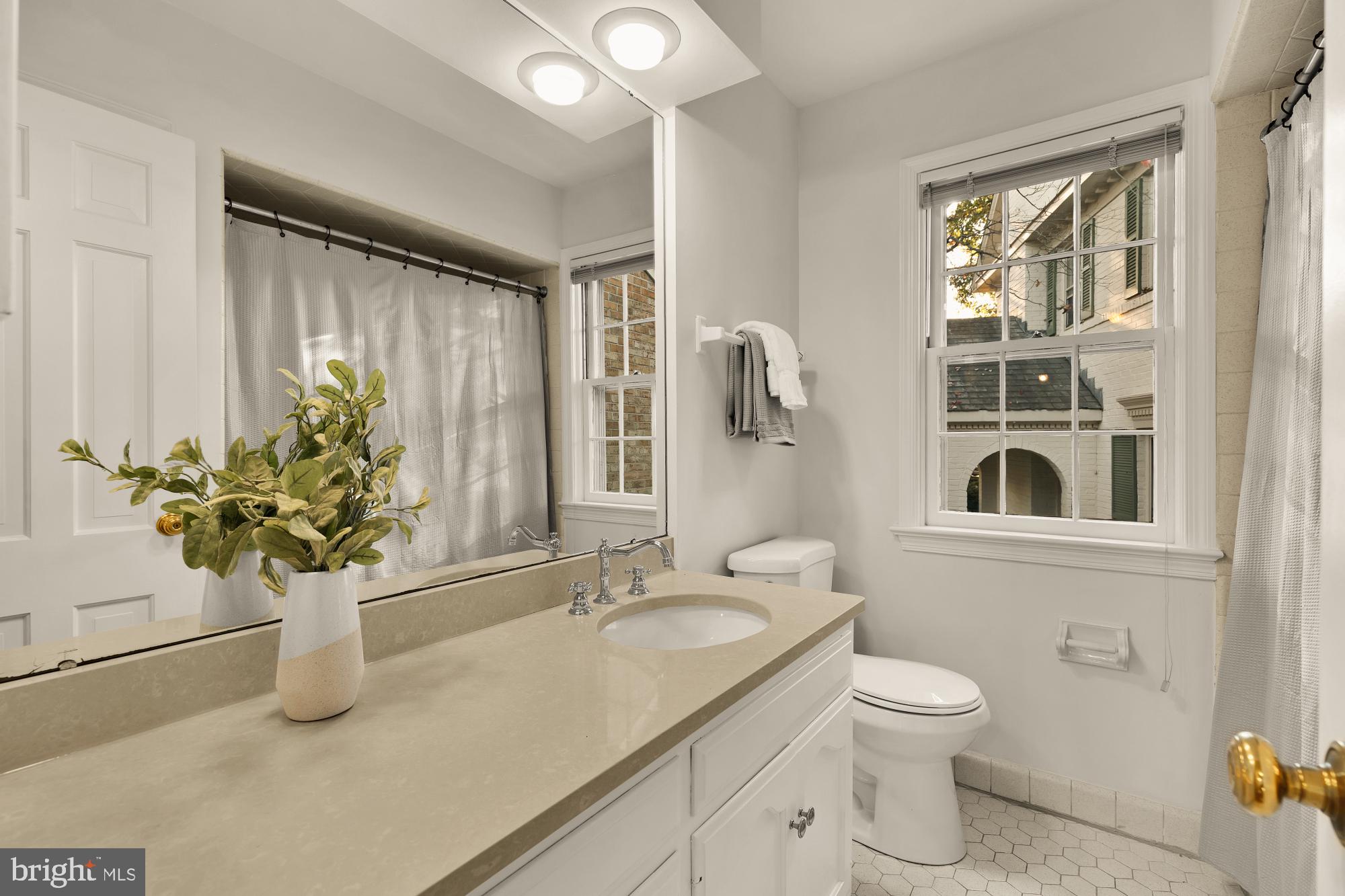 4939 CRESCENT STREET C18