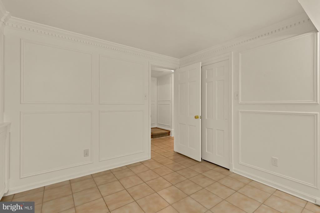 4939 CRESCENT STREET C18