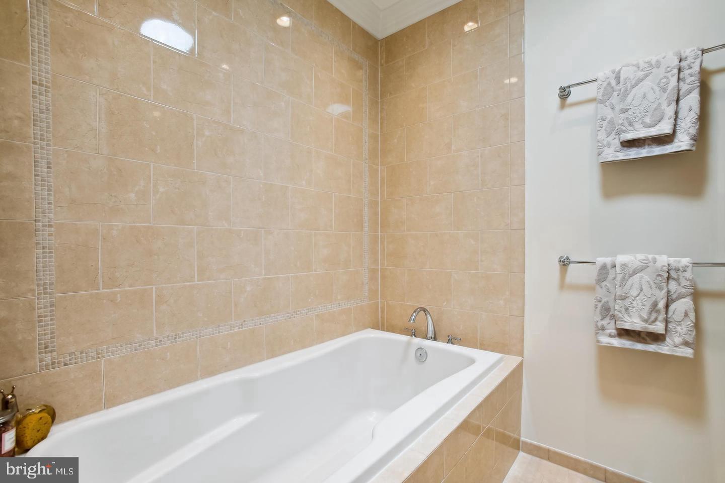 7022 LITTLE LEAF LINDEN LANE