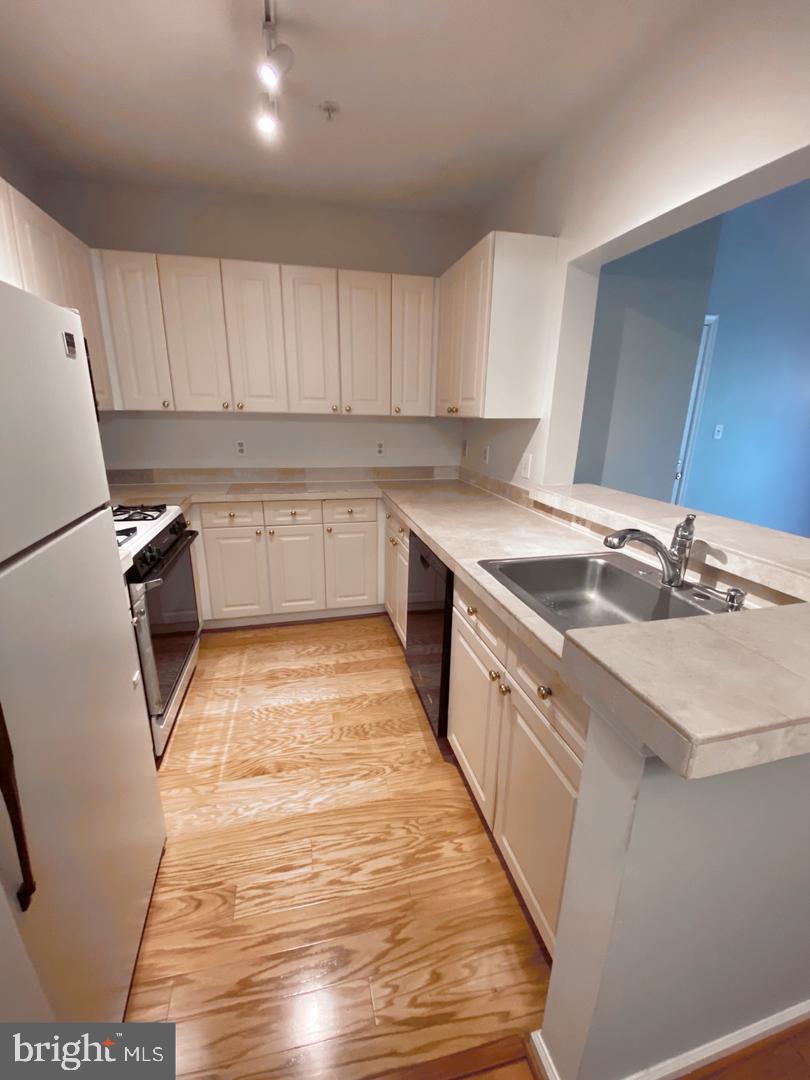 20283 Beechwood Ter #300