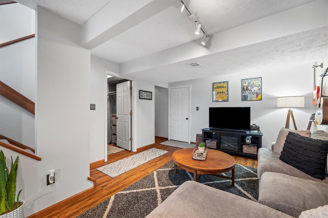 2633 Hunters Point Drive