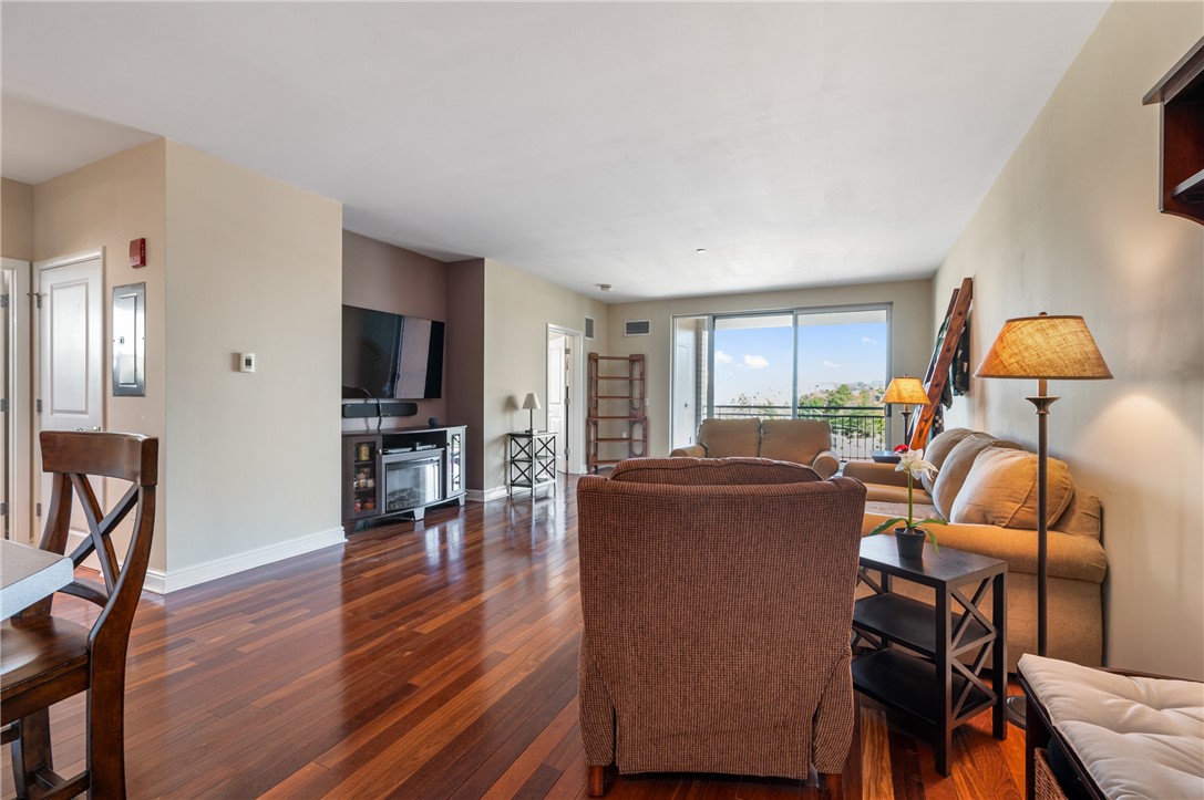 5570 Centre Avenue 213