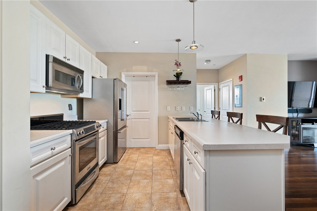 5570 Centre Avenue 213